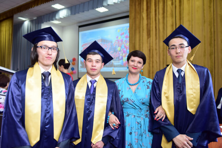 Юристам и педагогам вручили дипломы о высшем образовании