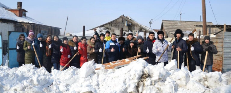 В Астане активисты помогли ветеранам и пенсионерам расчистить дворы от снега