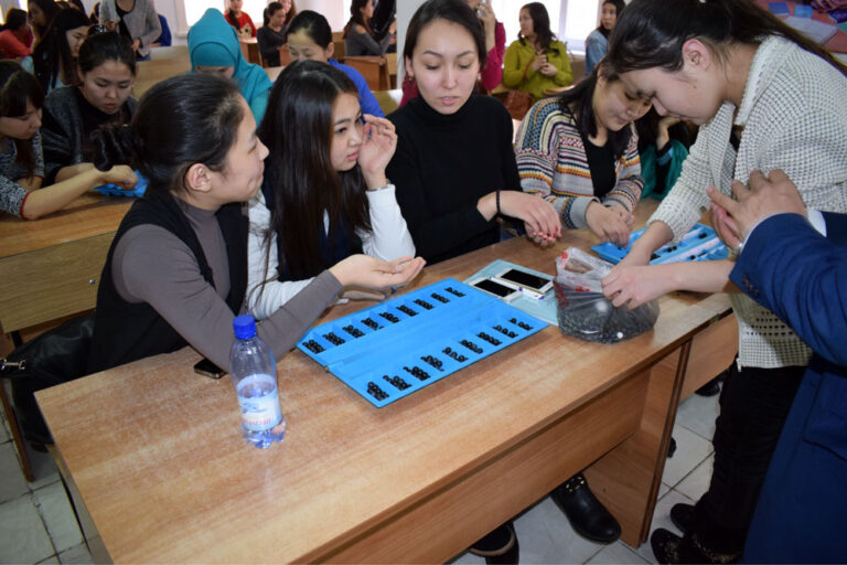 Студенты кафедры «Педагогика» приняли участие в мастер-классе по национальной игре «Тоғызқумалақ»
