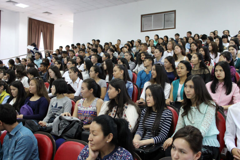 Первокурсникам ЕАГИ рассказали о программах академической мобильности