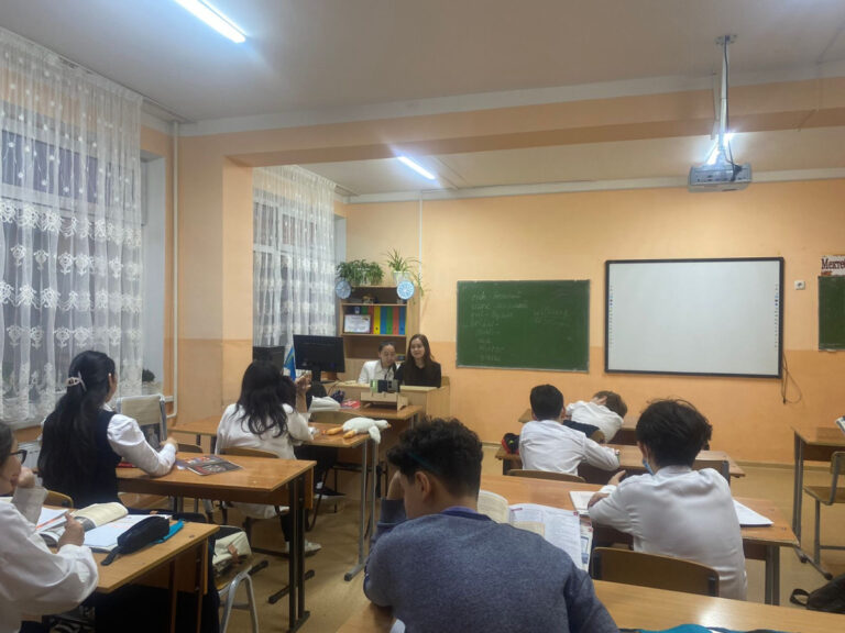 На практике –  студенты кафедры иностранных языков и переводческого дела